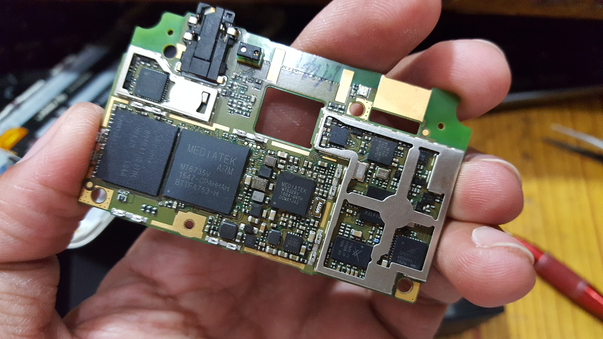  A close-up of the MediaTek Helio P23 chipset, which is found in the HP Elite x3 smartphone.